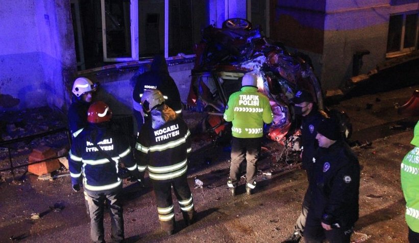 Korkunç kaza; Anne-baba öldü, kızları ağır yaralandı