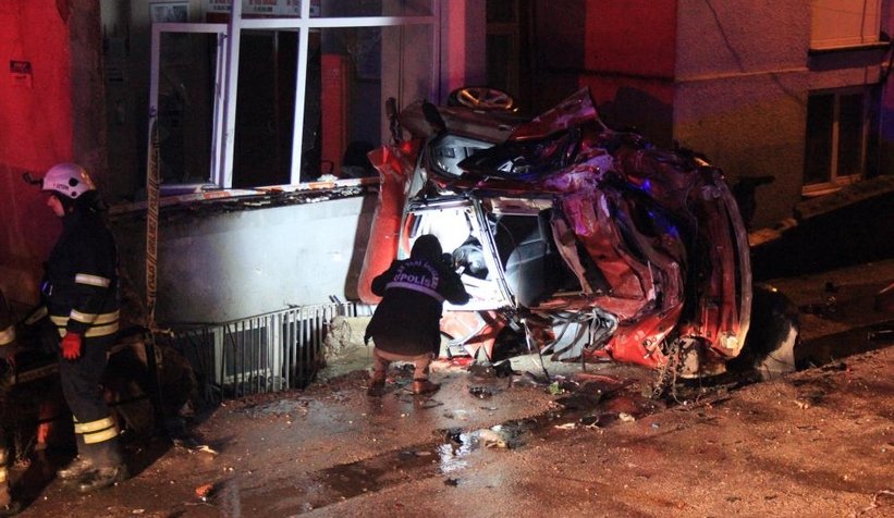 Korkunç kaza; Anne-baba öldü, kızları ağır yaralandı