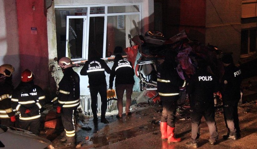 Korkunç kaza; Anne-baba öldü, kızları ağır yaralandı