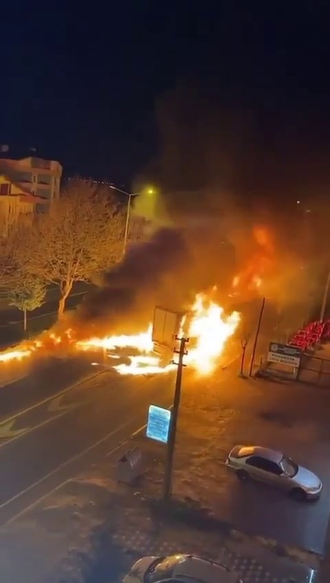 Korkunç kaza; Tır sürücüsü yanarak can verdi