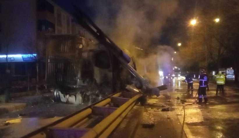 Korkunç kaza; Tır sürücüsü yanarak can verdi