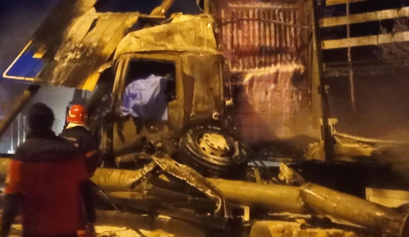 Korkunç kaza; Tır sürücüsü yanarak can verdi