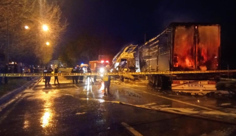 Korkunç kaza; Tır sürücüsü yanarak can verdi
