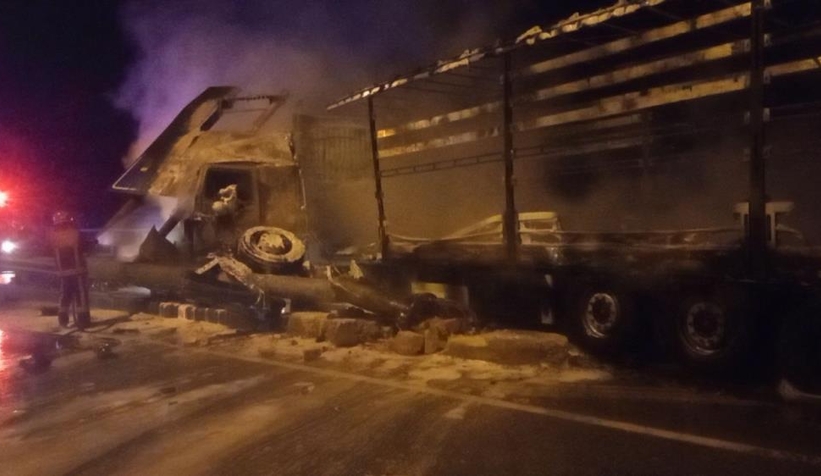 Korkunç kaza; Tır sürücüsü yanarak can verdi