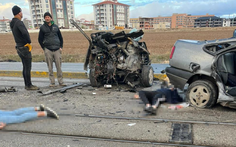 Korkunç kazada araç ikiye bölündü: 1 ölü, 1’i ağır 3 yaralı