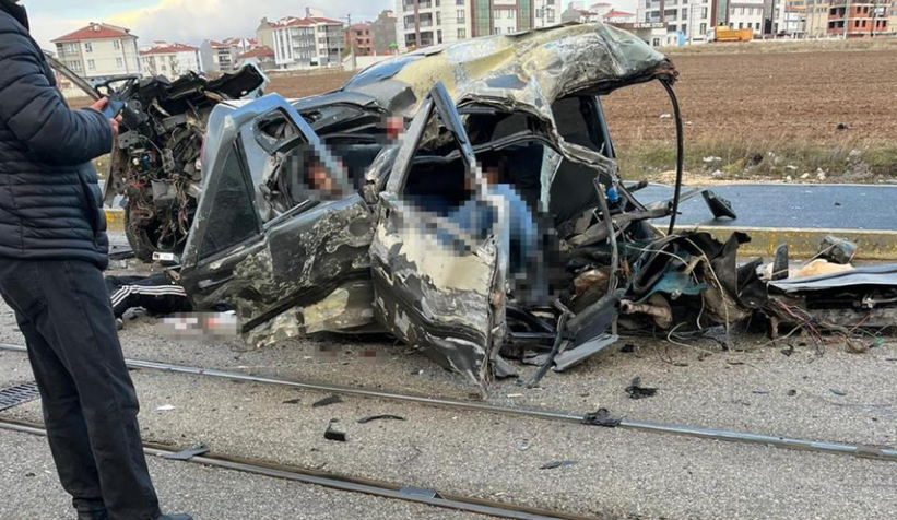 Korkunç kazada araç ikiye bölündü: 1 ölü, 1’i ağır 3 yaralı