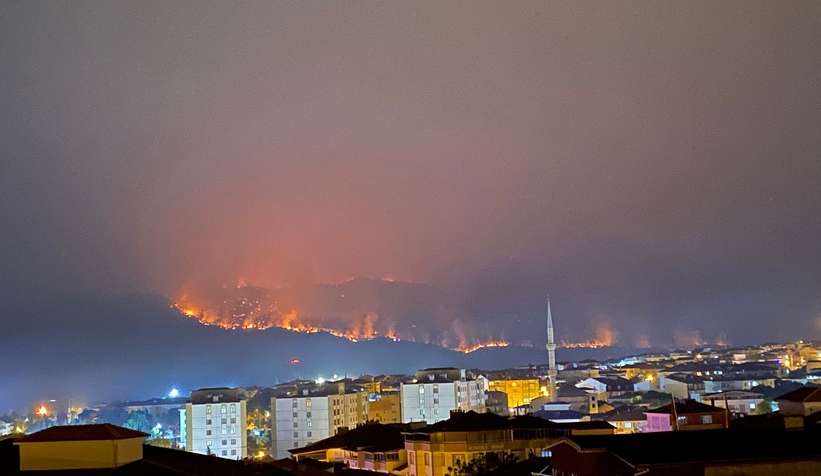 Korkutan gelişme; Alevler ilçeye ilerliyor