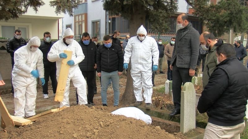 Koronadan ölenler böyle yıkanıp kefenleniyor