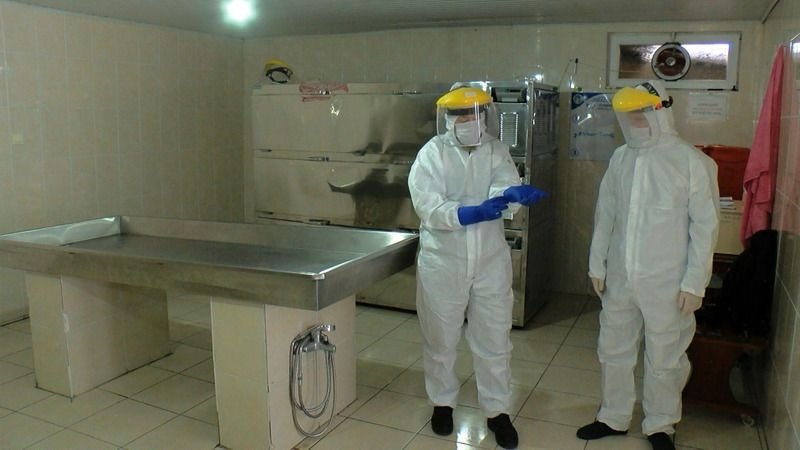 Koronadan ölenler böyle yıkanıp kefenleniyor