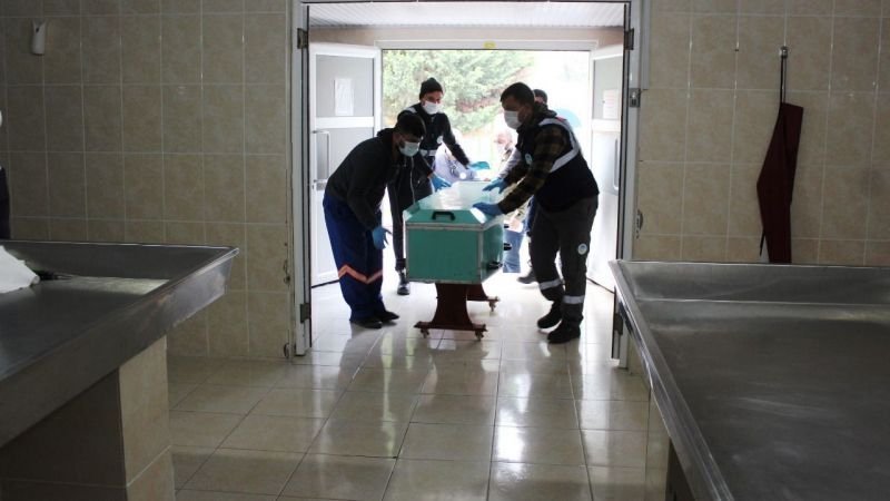 Koronadan ölenler böyle yıkanıp kefenleniyor