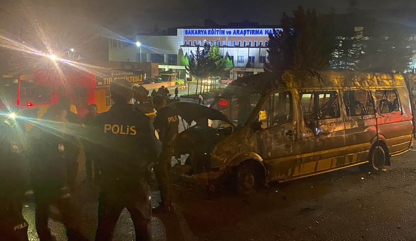 Korucukta yolcu minibüsü yandı