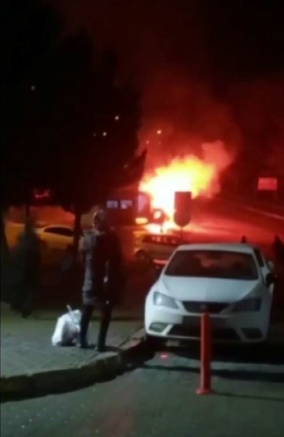 Korucukta yolcu minibüsü yandı