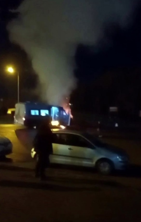 Korucukta yolcu minibüsü yandı