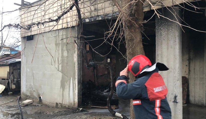 Kovada unutulan köz evi ve aracı kül ediyordu