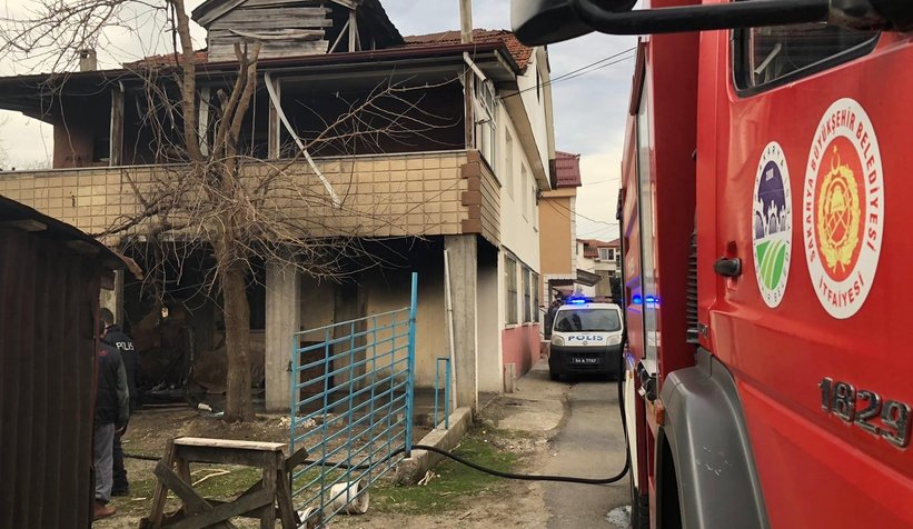 Kovada unutulan köz evi ve aracı kül ediyordu