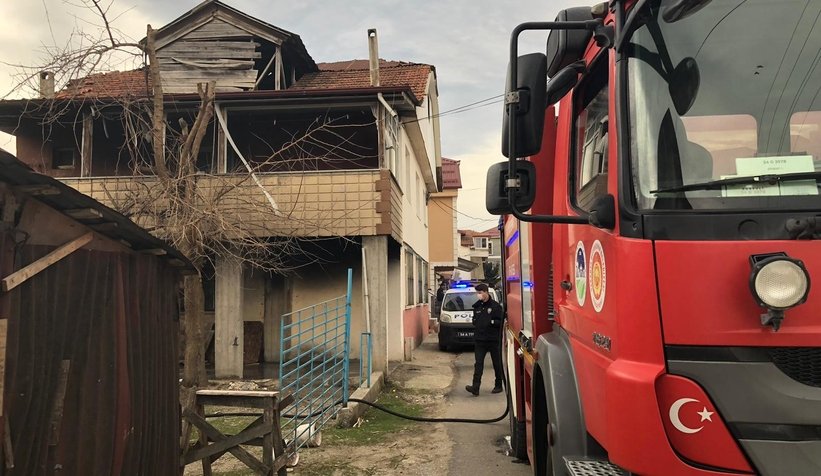 Kovada unutulan köz evi ve aracı kül ediyordu