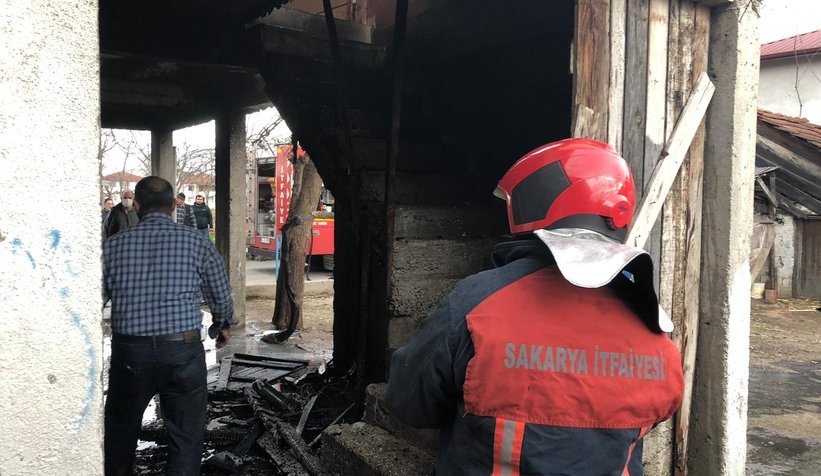 Kovada unutulan köz evi ve aracı kül ediyordu