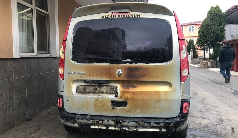 Kovada unutulan köz evi ve aracı kül ediyordu