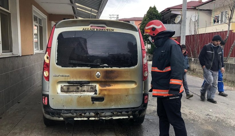 Kovada unutulan köz evi ve aracı kül ediyordu