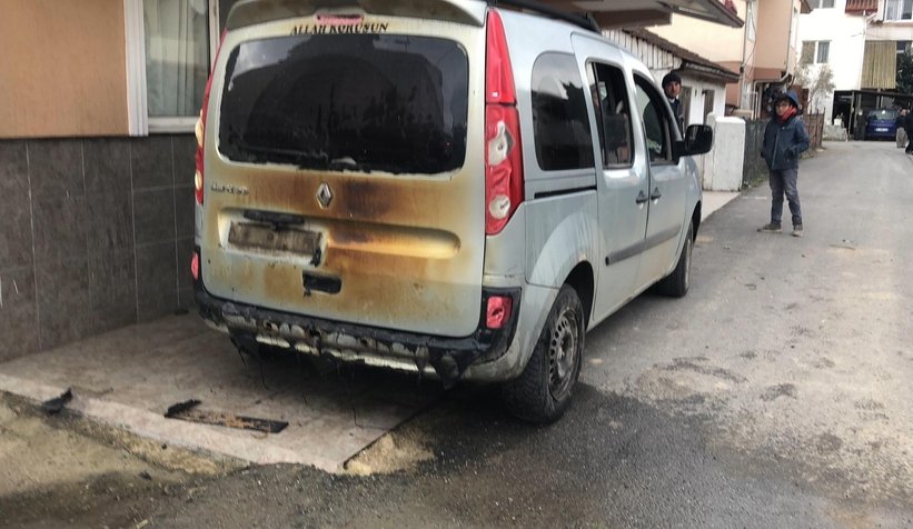 Kovada unutulan köz evi ve aracı kül ediyordu