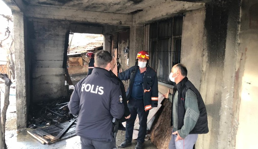 Kovada unutulan köz evi ve aracı kül ediyordu