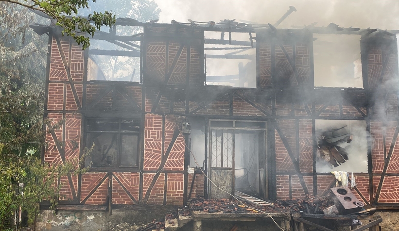 Köy evi alevlere teslim oldu: 2 yaralı