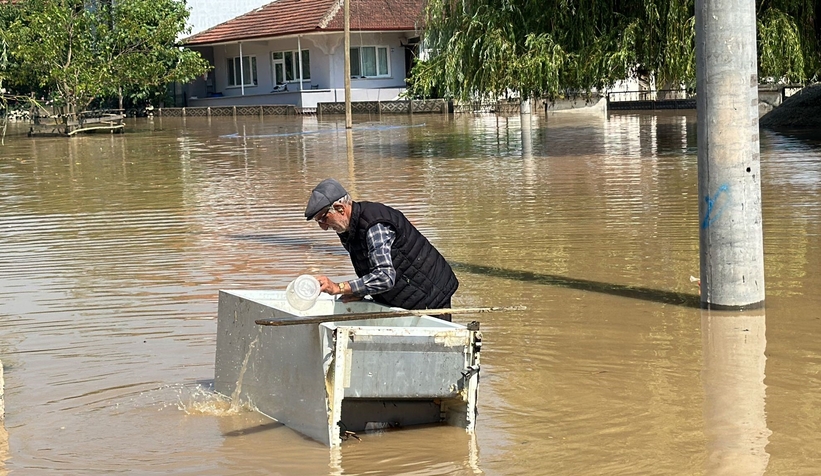 Köy sular altında kaldı, buzdolabını kayık yaptı