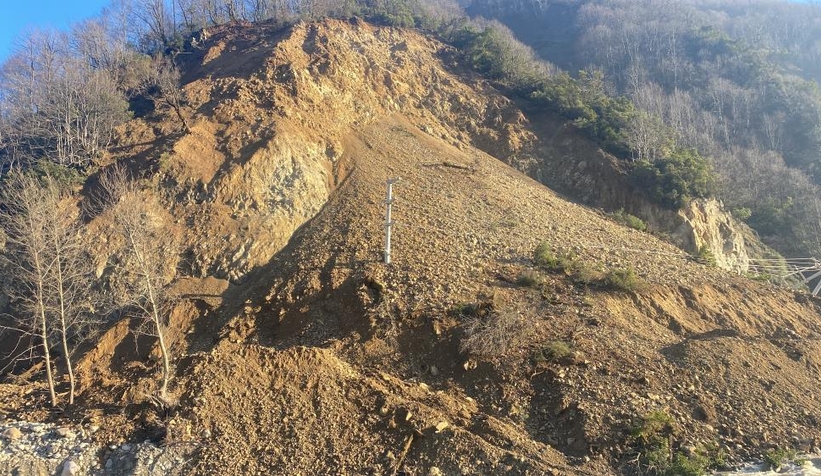 Köy yollarını birbirine bağlayan yolda büyük heyelan