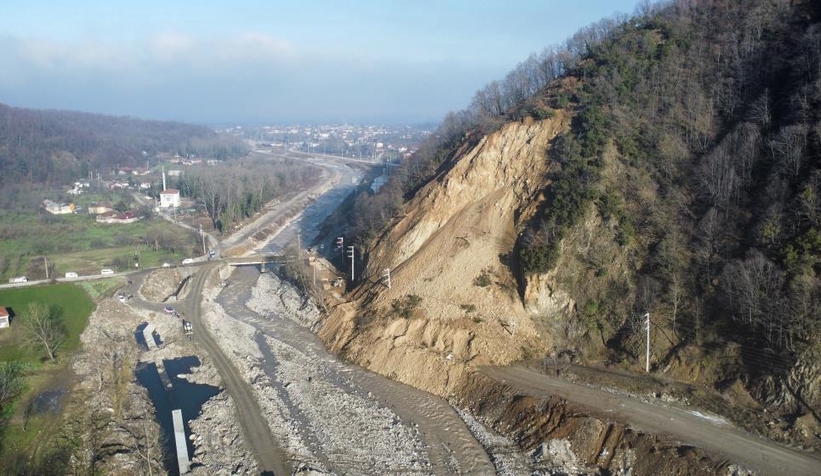Köy yollarını birbirine bağlayan yolda büyük heyelan