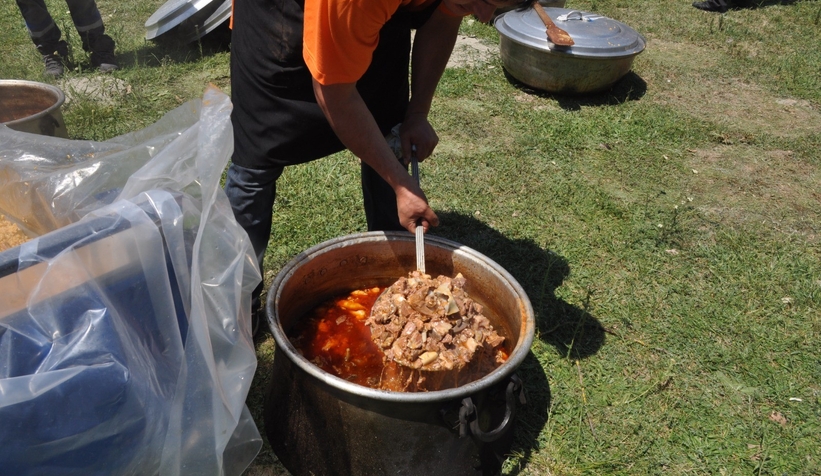 Köyde bayram coşkusu: Kazanlar kuruldu, yemekler pişirildi