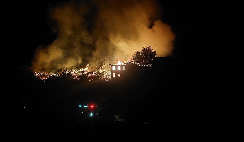 Köyde yangın dehşeti: 2 ev ve 10 samanlık yandı