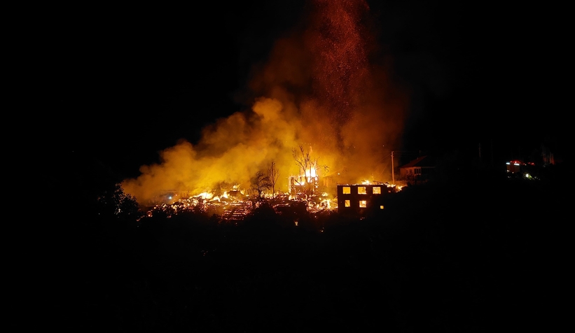 Köyde yangın dehşeti: 2 ev ve 10 samanlık yandı