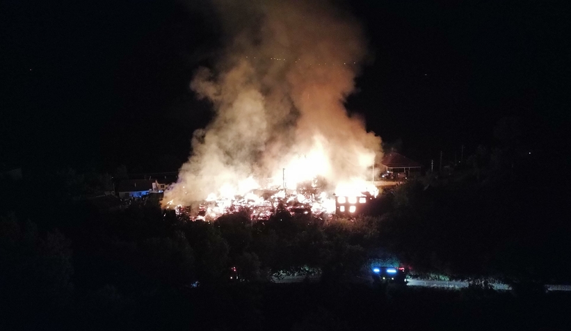 Köyde yangın dehşeti: 2 ev ve 10 samanlık yandı
