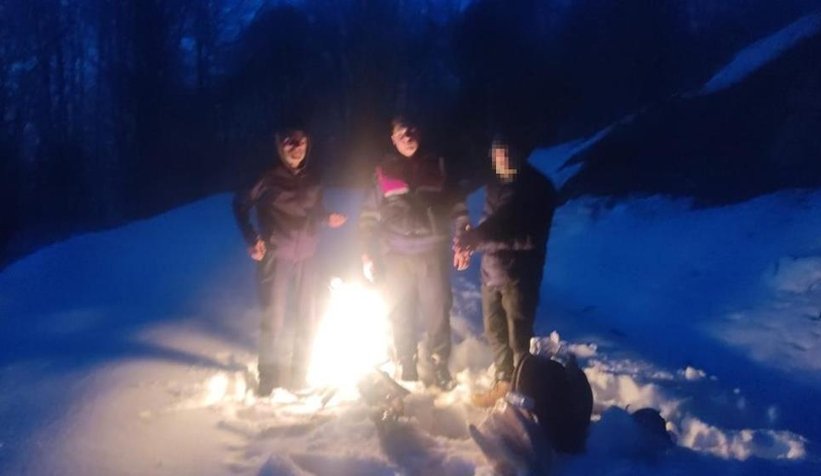 Köyüne gitmeye çalışırken karla kaplı yolda mahsur kaldı