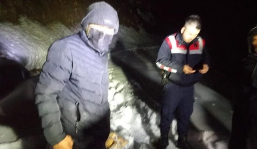 Köyüne gitmeye çalışırken karla kaplı yolda mahsur kaldı