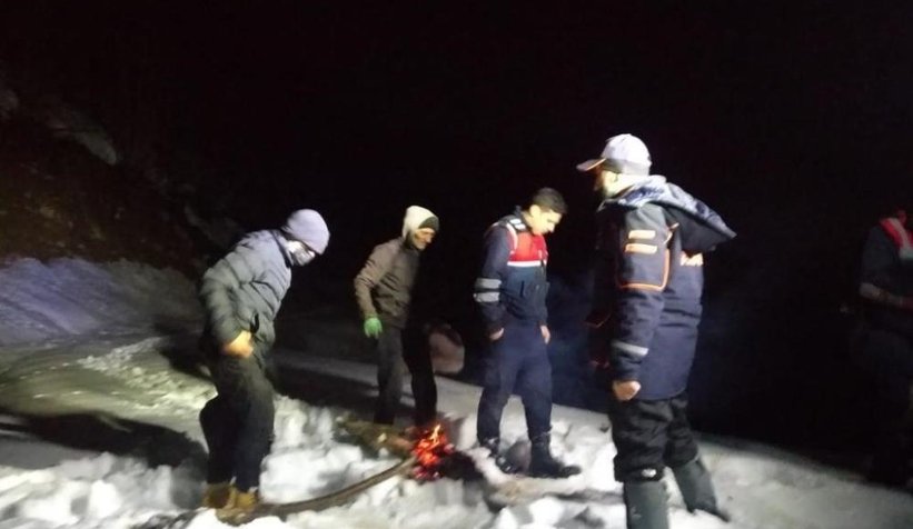 Köyüne gitmeye çalışırken karla kaplı yolda mahsur kaldı