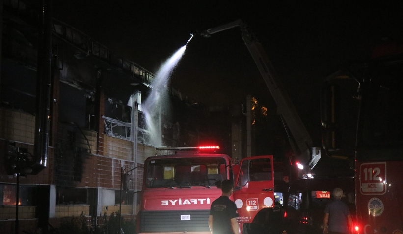 Kozmetik fabrikası yangınından fotoğraflar