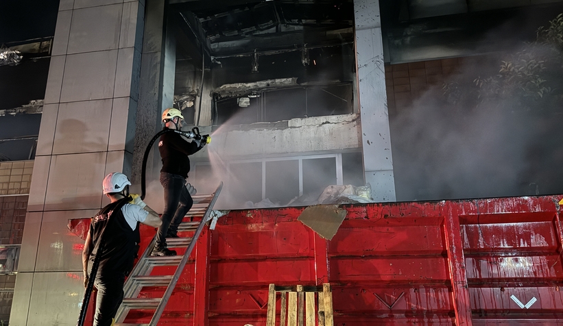 Kozmetik fabrikası yangınından fotoğraflar