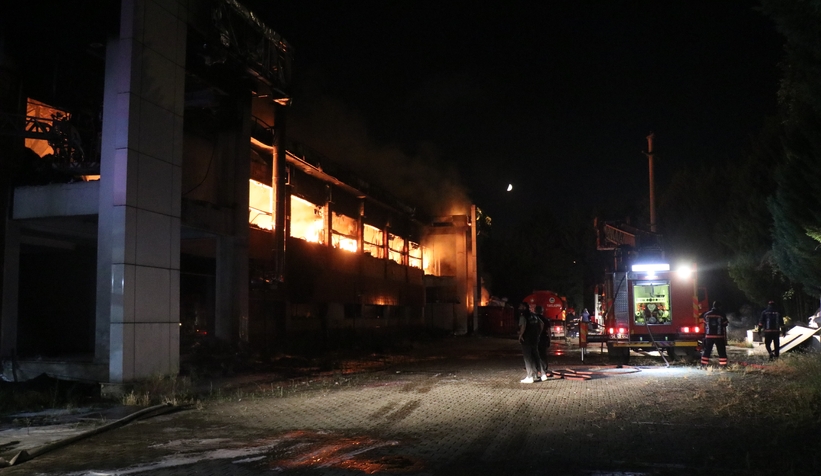 Kozmetik fabrikası yangınından fotoğraflar