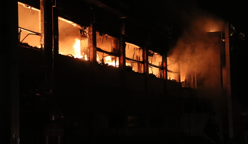 Kozmetik fabrikası yangınından fotoğraflar