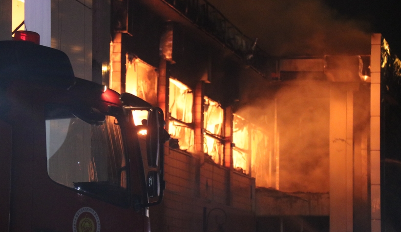 Kozmetik fabrikası yangınından fotoğraflar