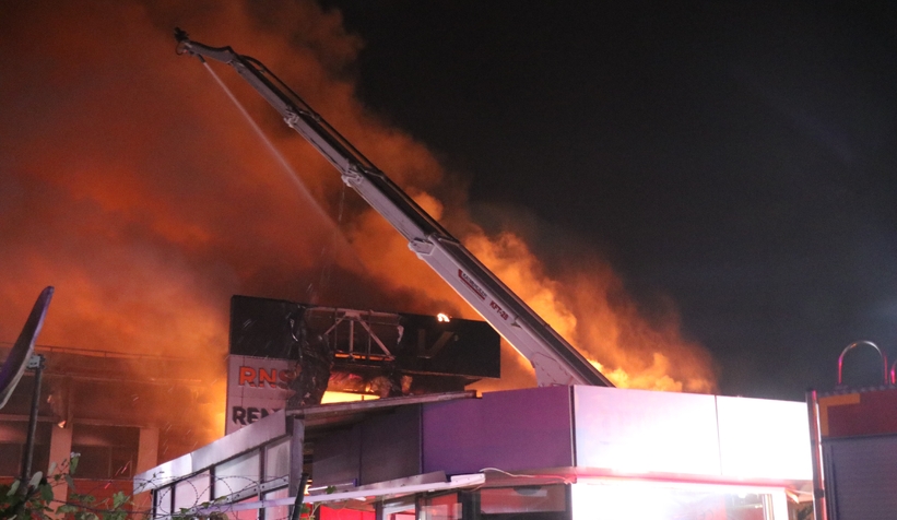 Kozmetik fabrikası yangınından fotoğraflar