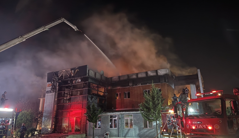 Kozmetik fabrikası yangınından fotoğraflar