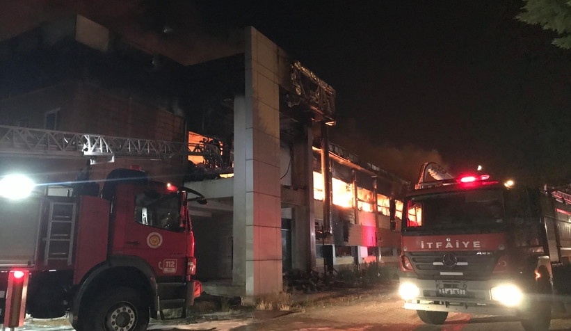 kozmetik-fabrikasinda-yanginas8vbu9kz3