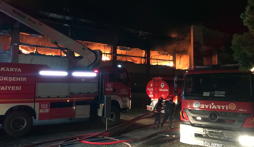kozmetik-fabrikasinda-yanginas8vbu9kz3