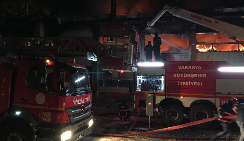 kozmetik-fabrikasinda-yanginas8vbu9kz3