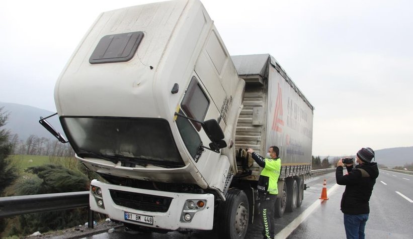 Kozmetik hammaddesi yüklü kamyon alev aldı