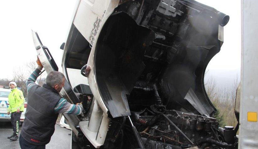 Kozmetik hammaddesi yüklü kamyon alev aldı