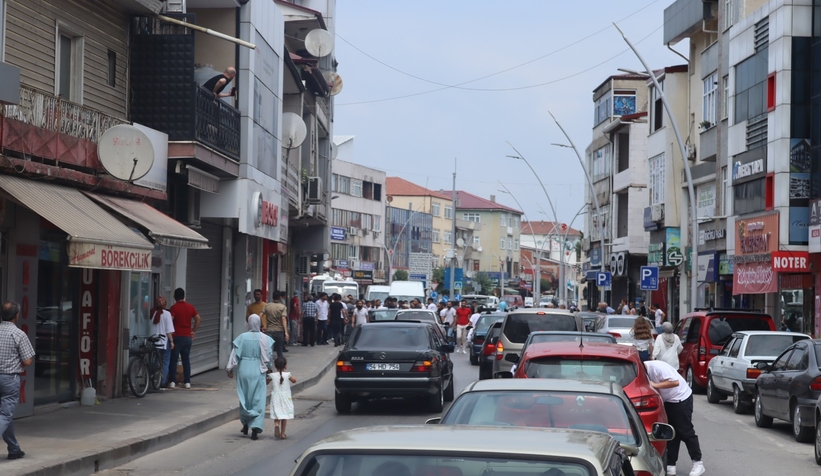 Küçük çocuğa otomobil çarptı