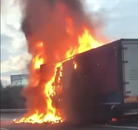 Küçük ev aletleri taşıyan tır alev alev yandı